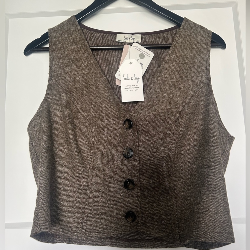 Sadie & Sage Brown Vest
PTP: 18”
Length: 18”